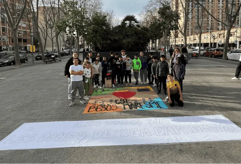 Pancartes amb els nens i nenes pel 8m del Centre Socioeducatiu Besòs maresme