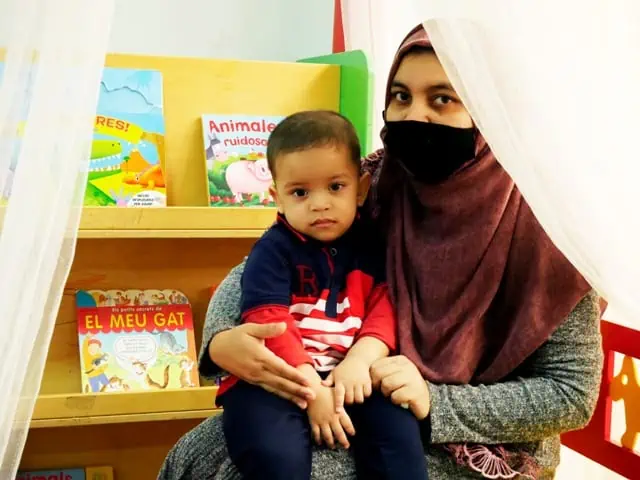 mare migrant amb el seu fill