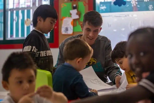 casal_dels_infants_intervencio_socioeducativa Jove voluntari fent intervenció amb petits