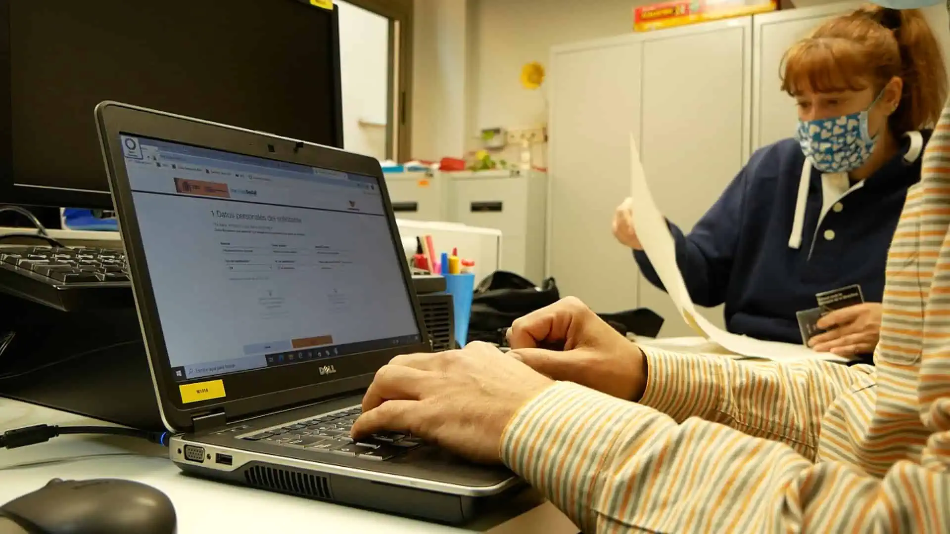 Persona utilitzant un ordinador portàtil