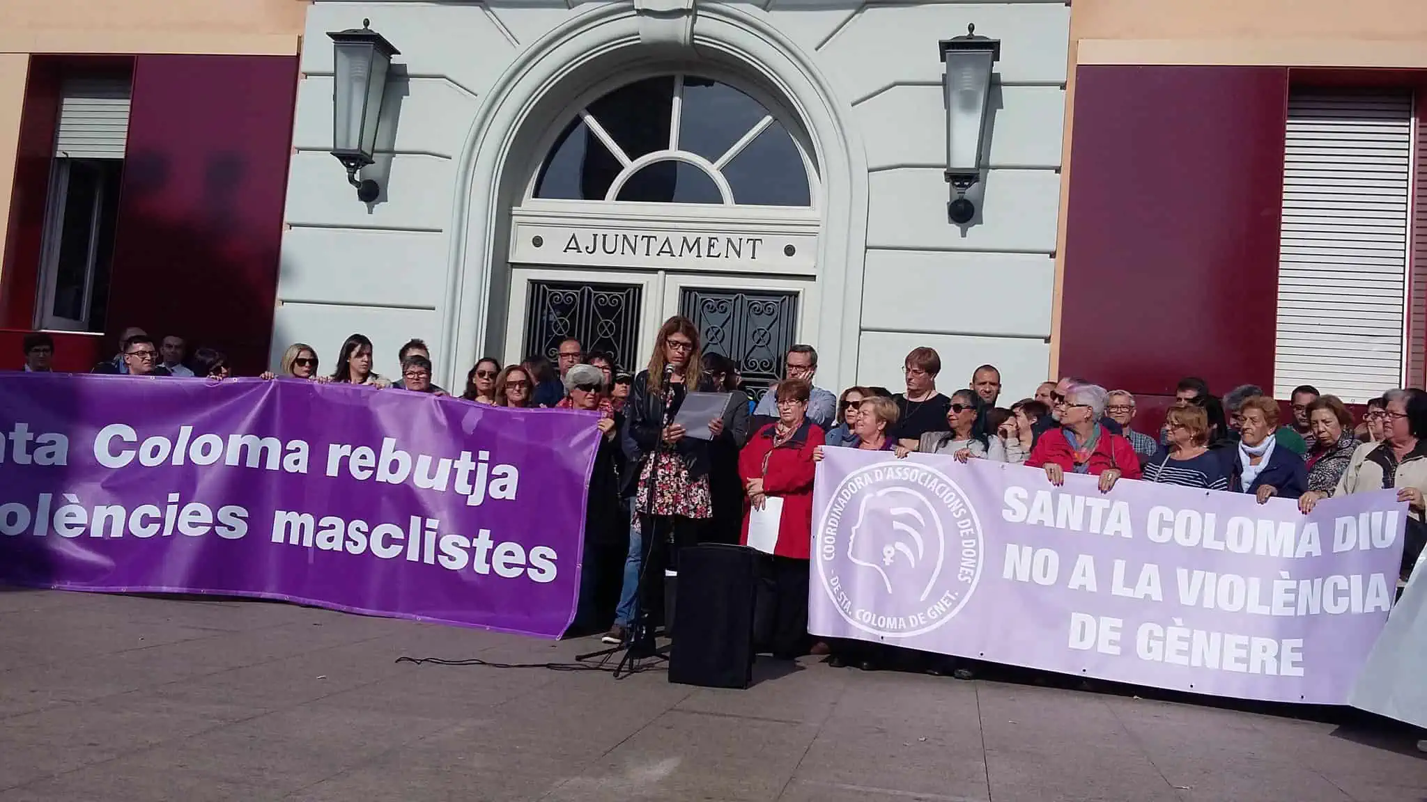 La Bea Sánchez llegint el posicionament dels joves durant la concentració