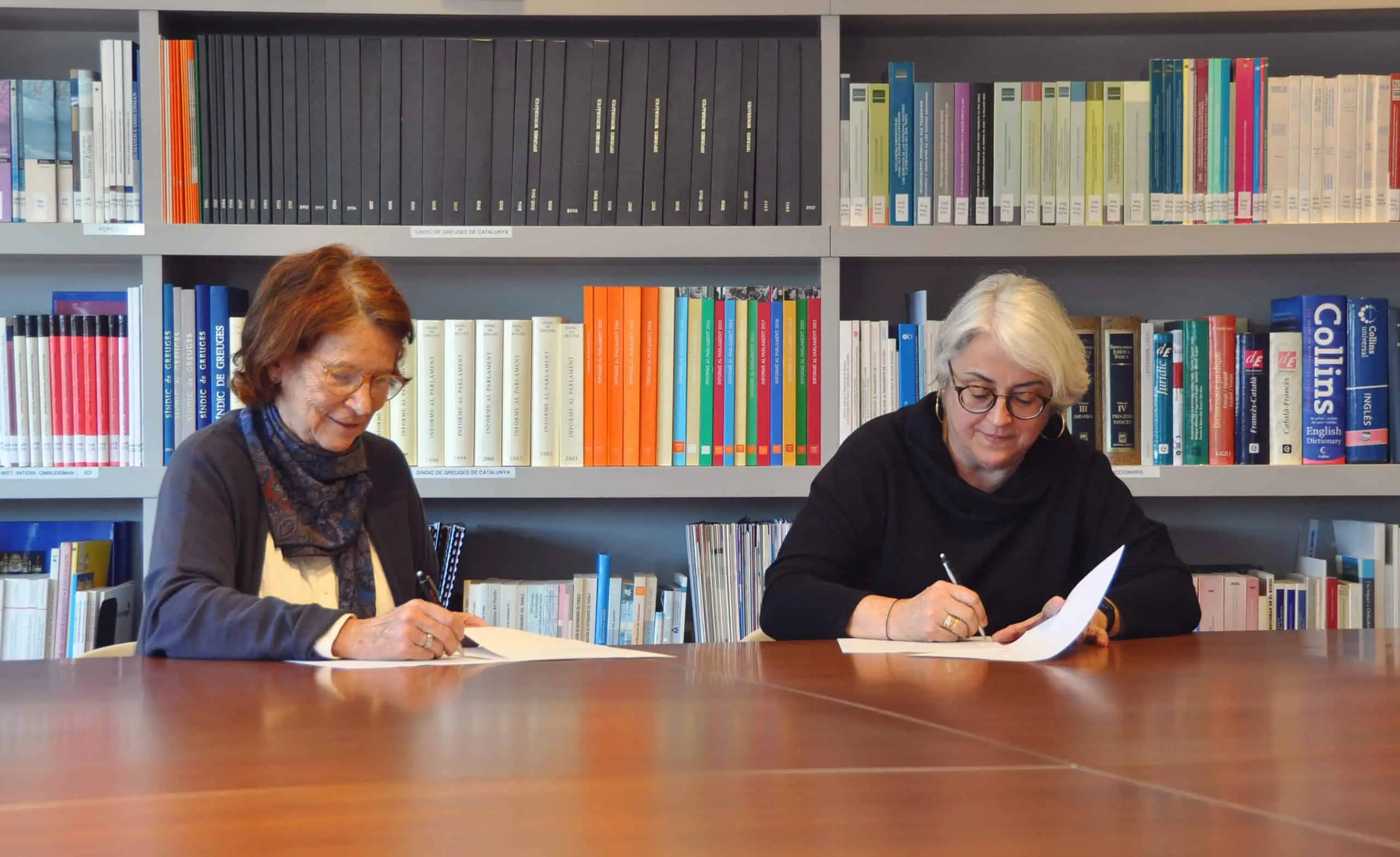 Esther Giménez-Salinas, i la directora general de l’associació, Rosa Balaguer.