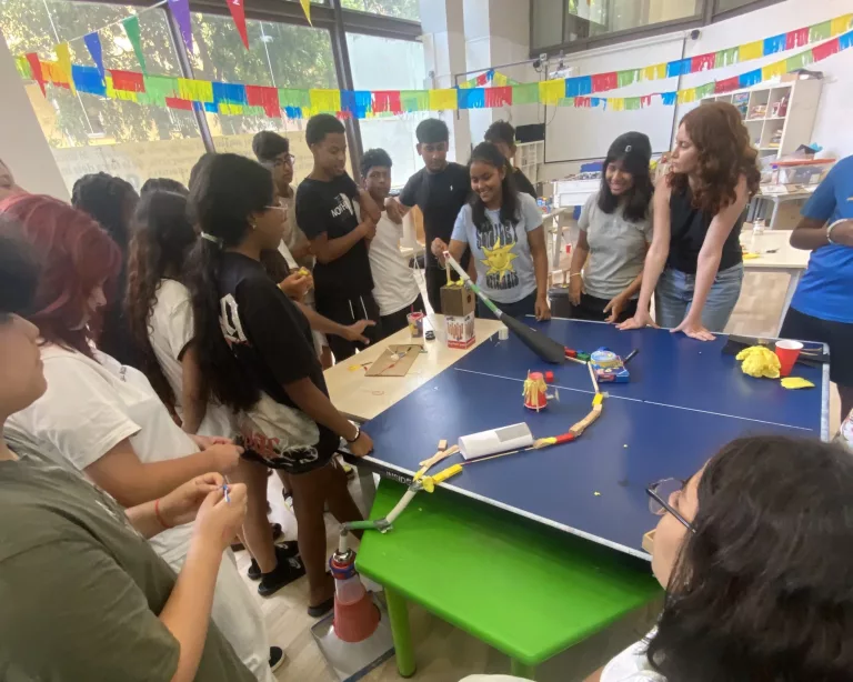 Nois i noies participen en una activitat de tinkering.