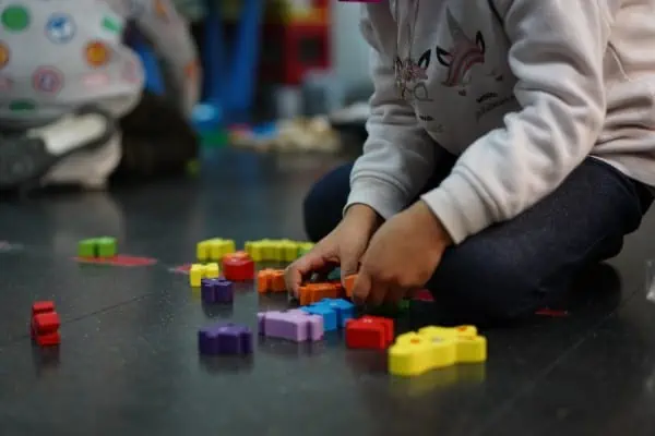 nen jugant al terra Fotografia detall de nen jugant al terra