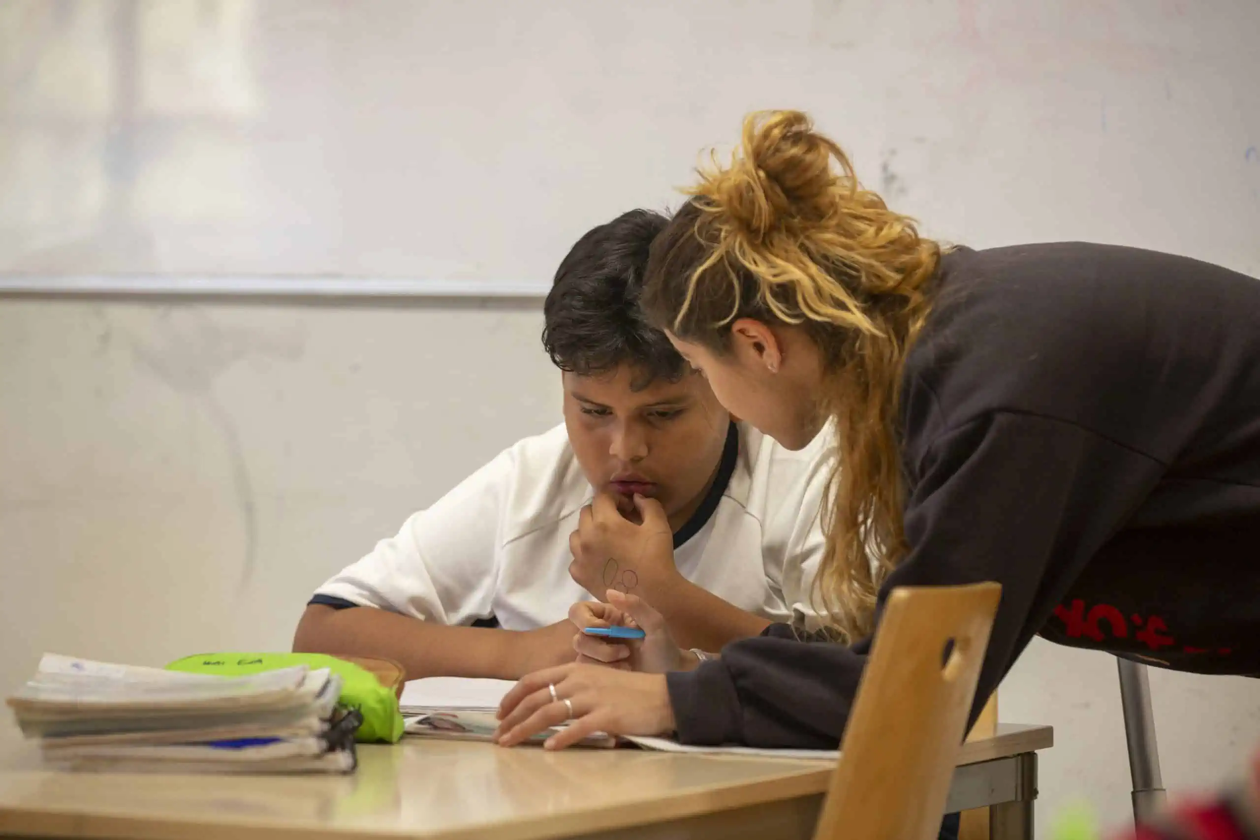 Participant del Casal dels Infants i educadora 