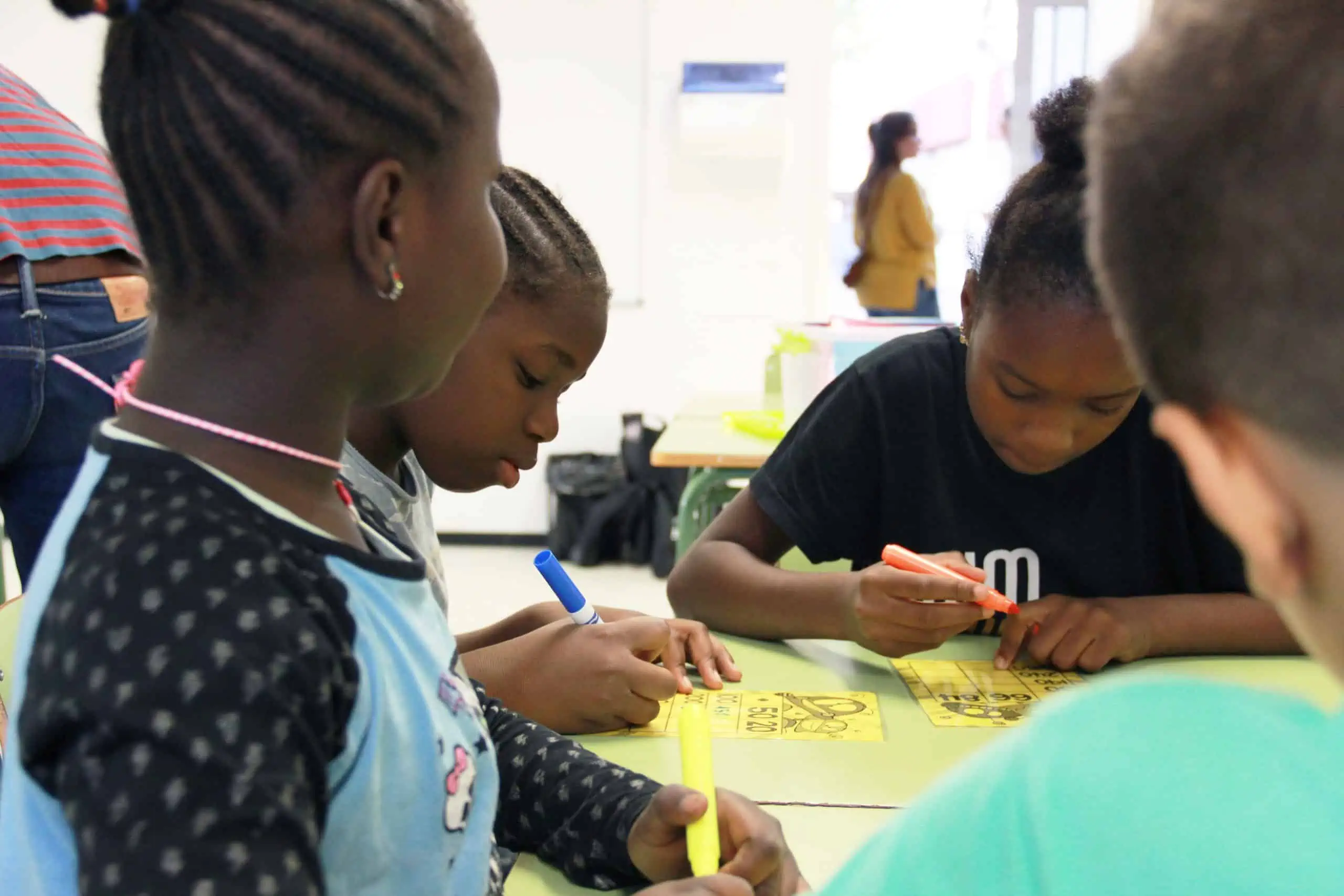 Noies aprenent Noies en una aula activitat per a pintar