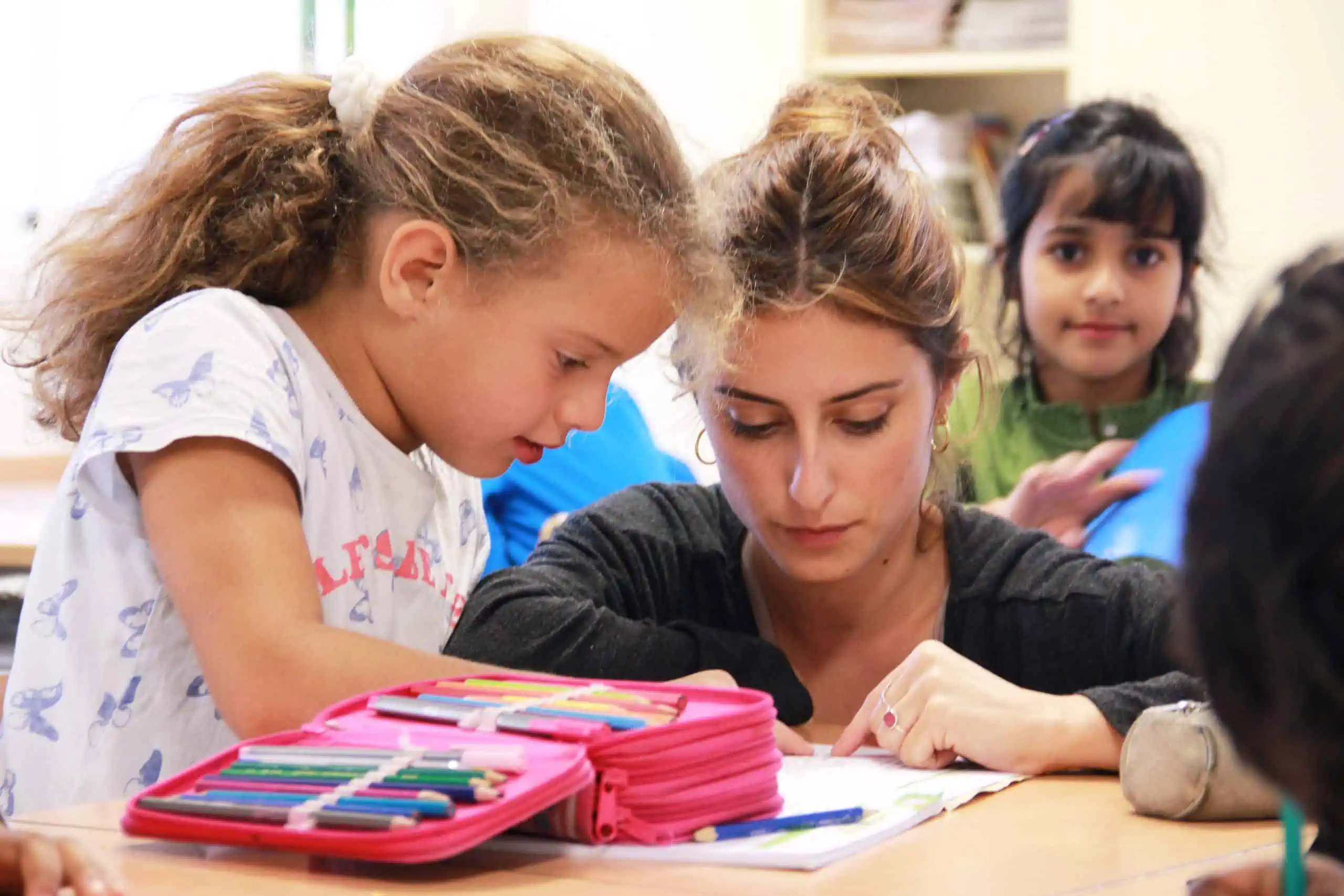 Voluntària amb una nena