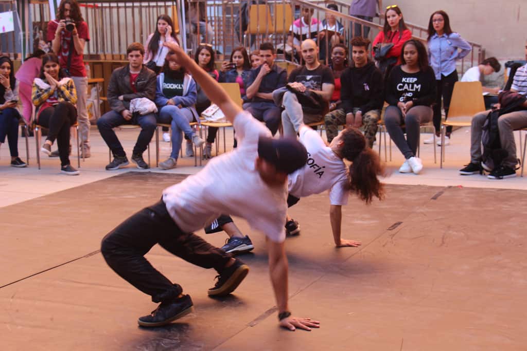 Dues persones ballant en el festival d'Art Jove de ciutat Vella