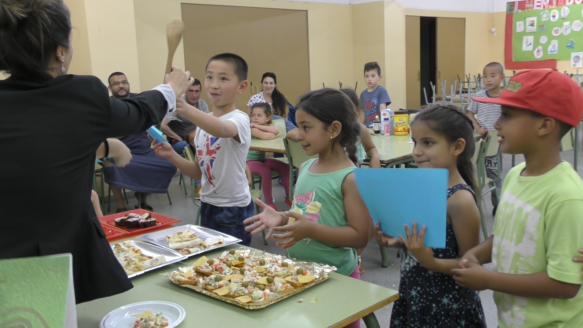 Nens i nenes d'Entorn Escolar i les seves famílies fent un concurs de cuina a l'escola Cascavell