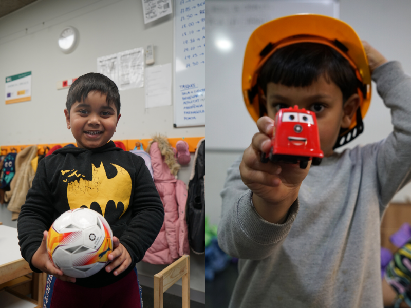 Dos nens ensenyen els regals nous, una pilota i un cotxe de joguina.