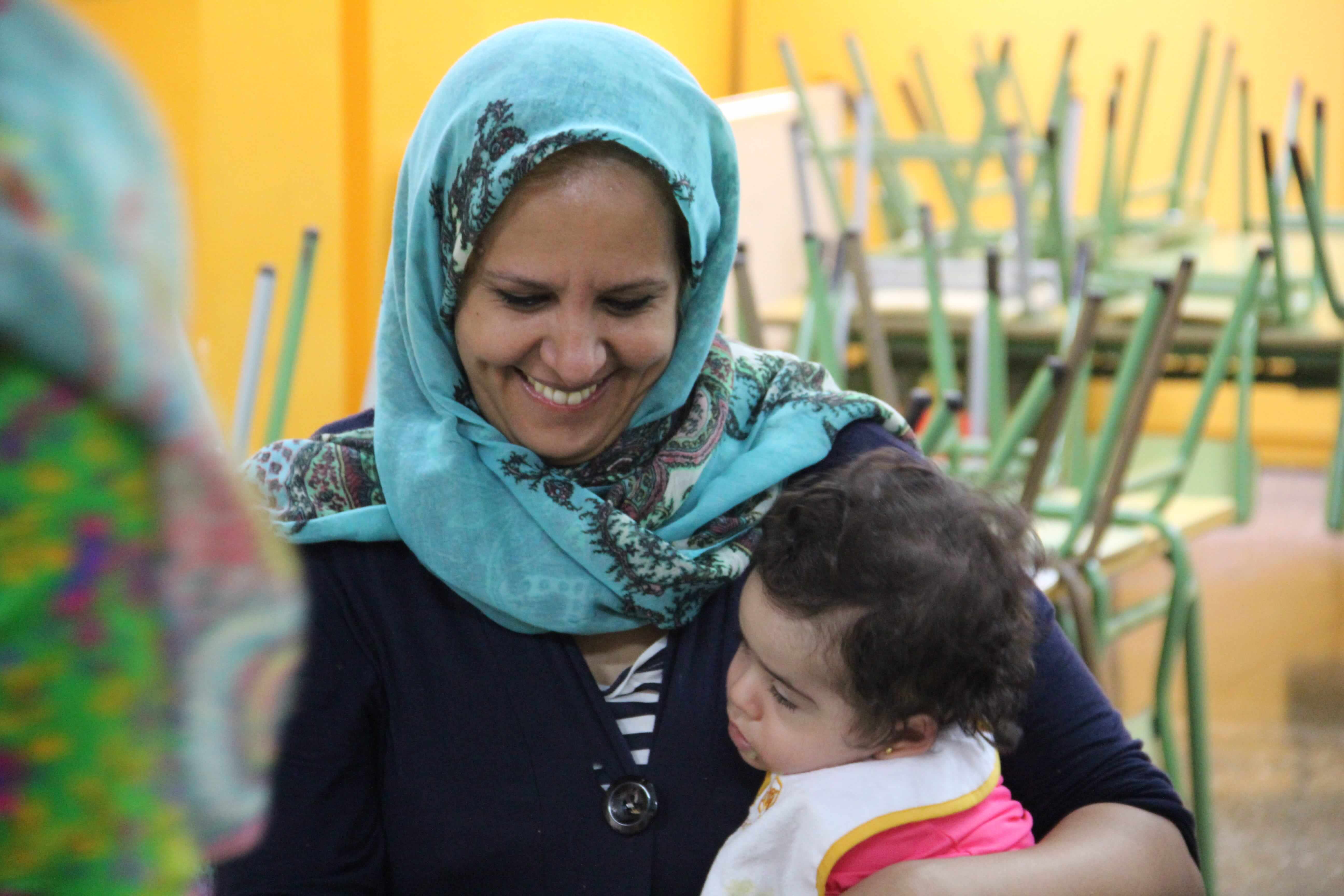 La Hamida i la seva filla, participants d'AP3, al menjador de l'escola Tanit