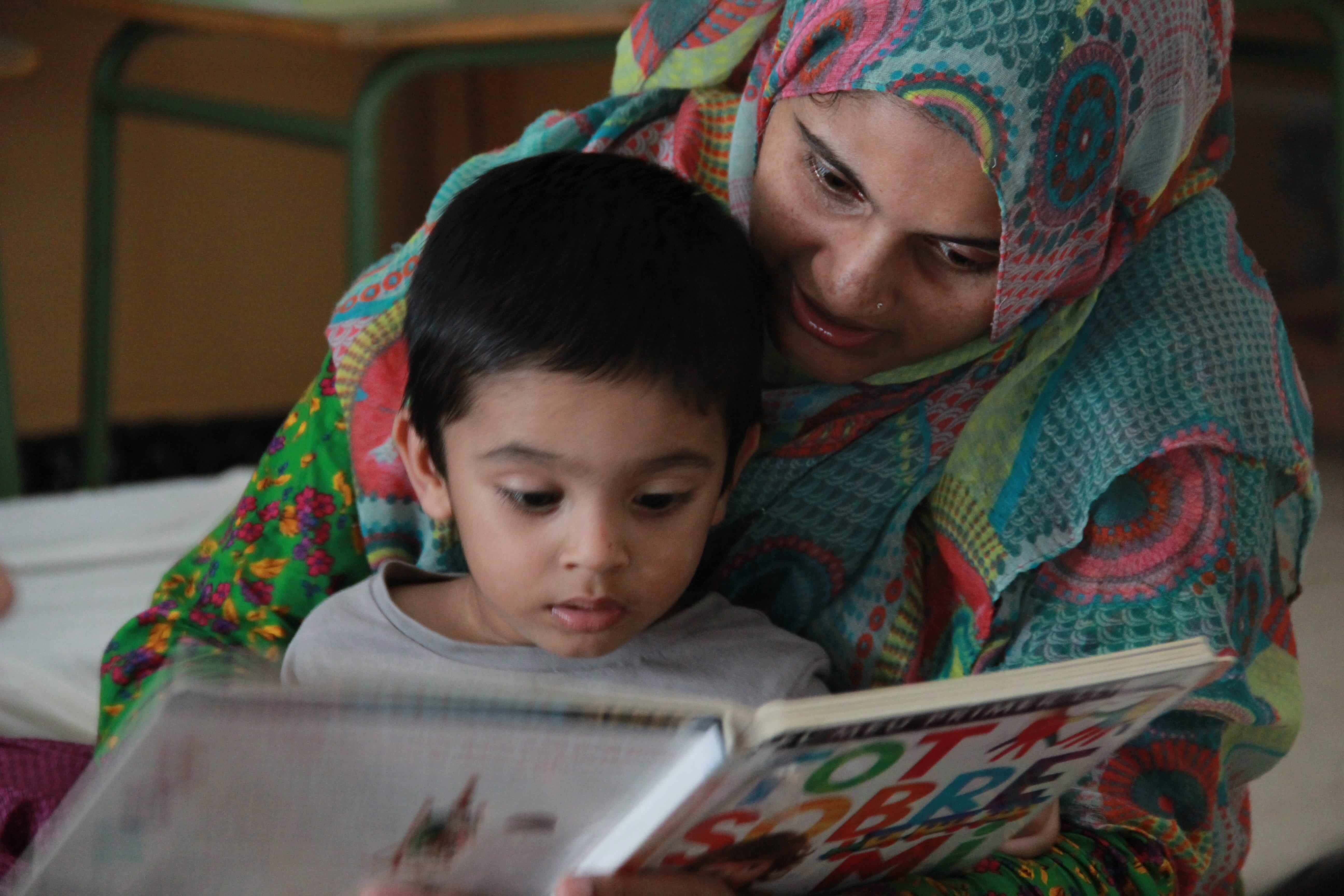 Sofia y su hijo, Abdur Rahman, leen juntos un libro tras el almuerzo