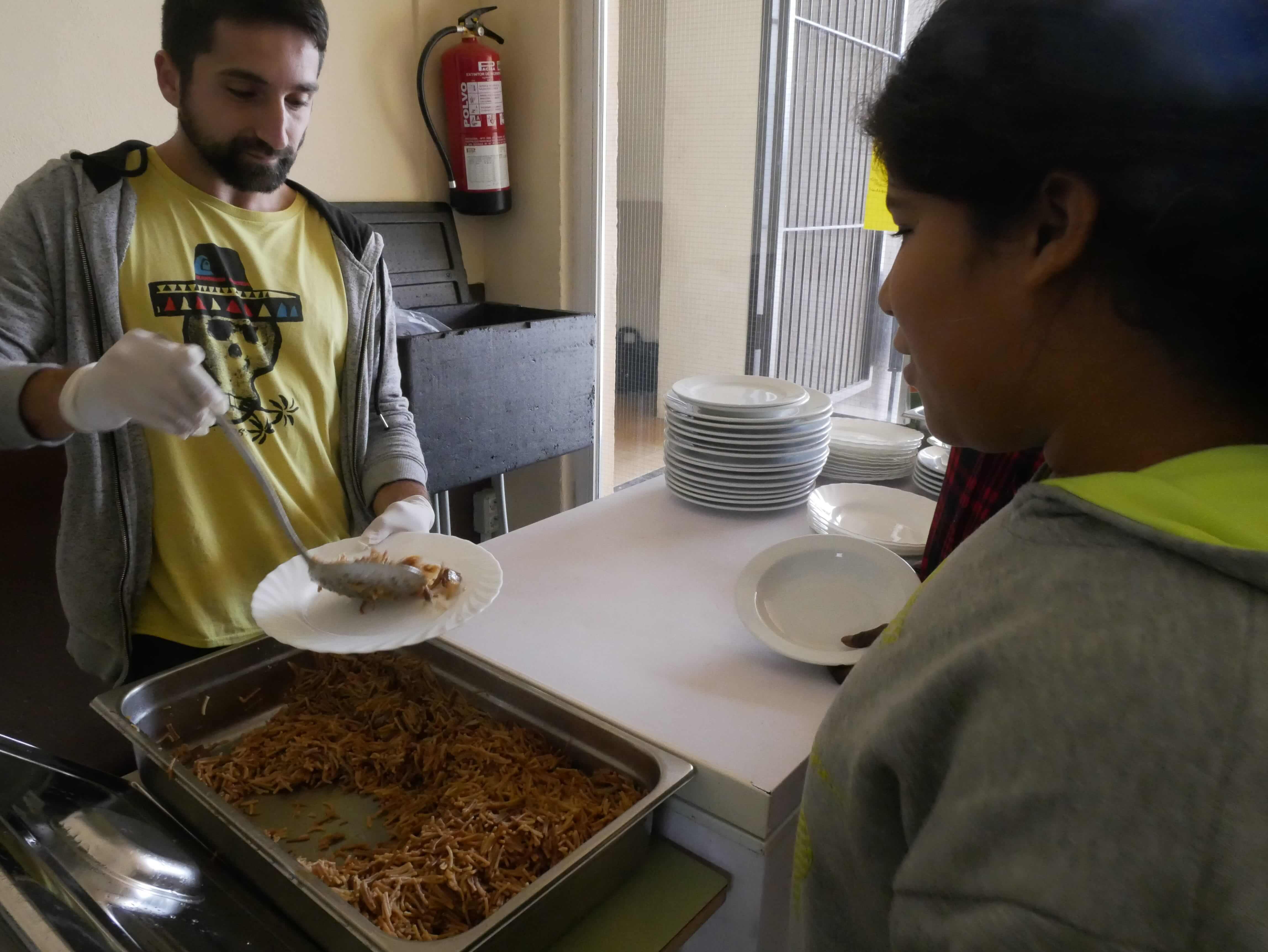 En Fran Pérez, educador del RAI-ESO de Salt, servint el dinar