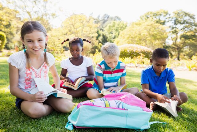 nens llegint al parc