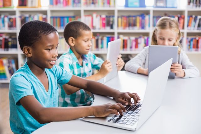 Nens a l'aula d'informàtica amb ordenadors
