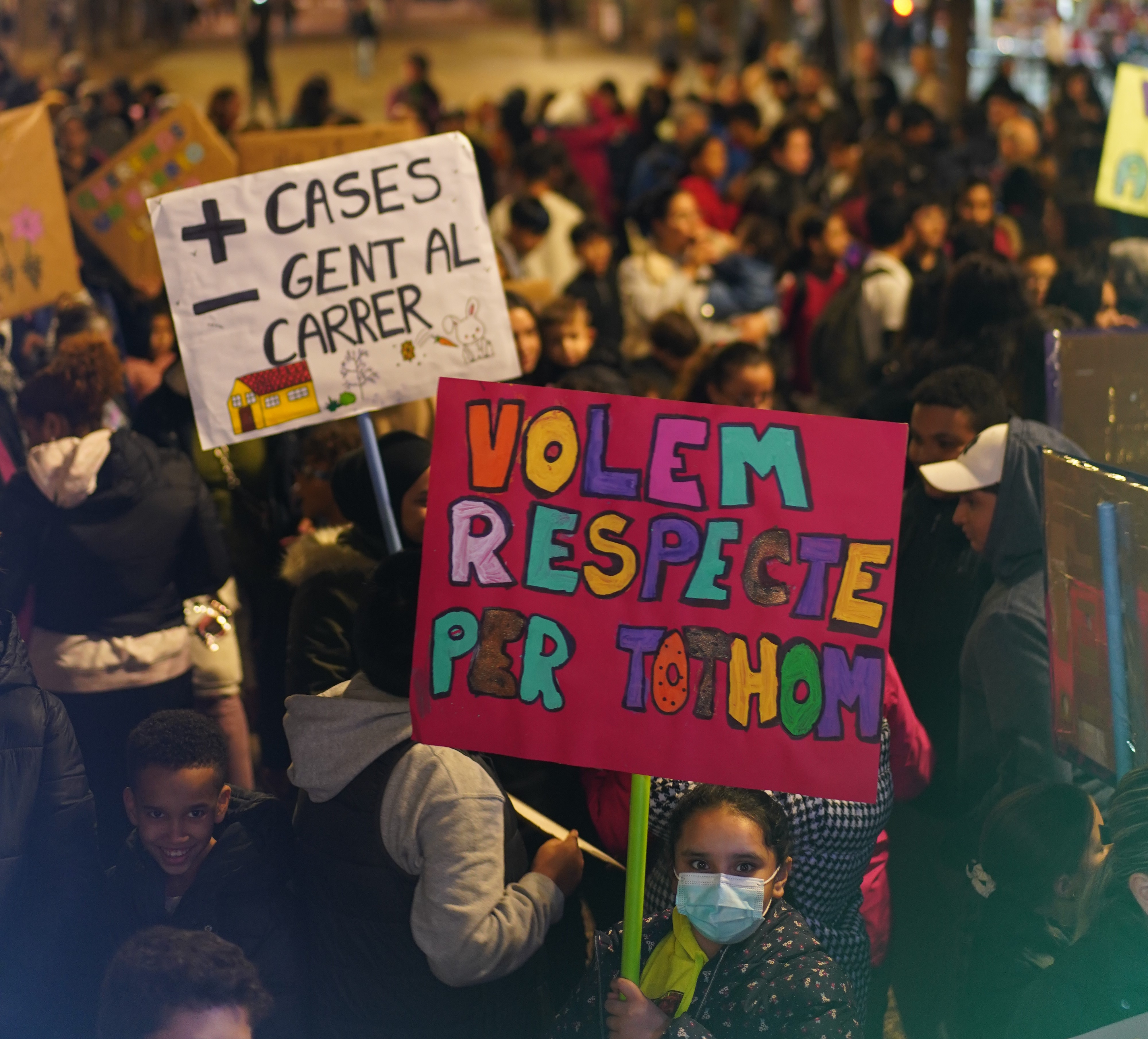 Manifestació de nens, nenes i famílies a la Rambla del Raval