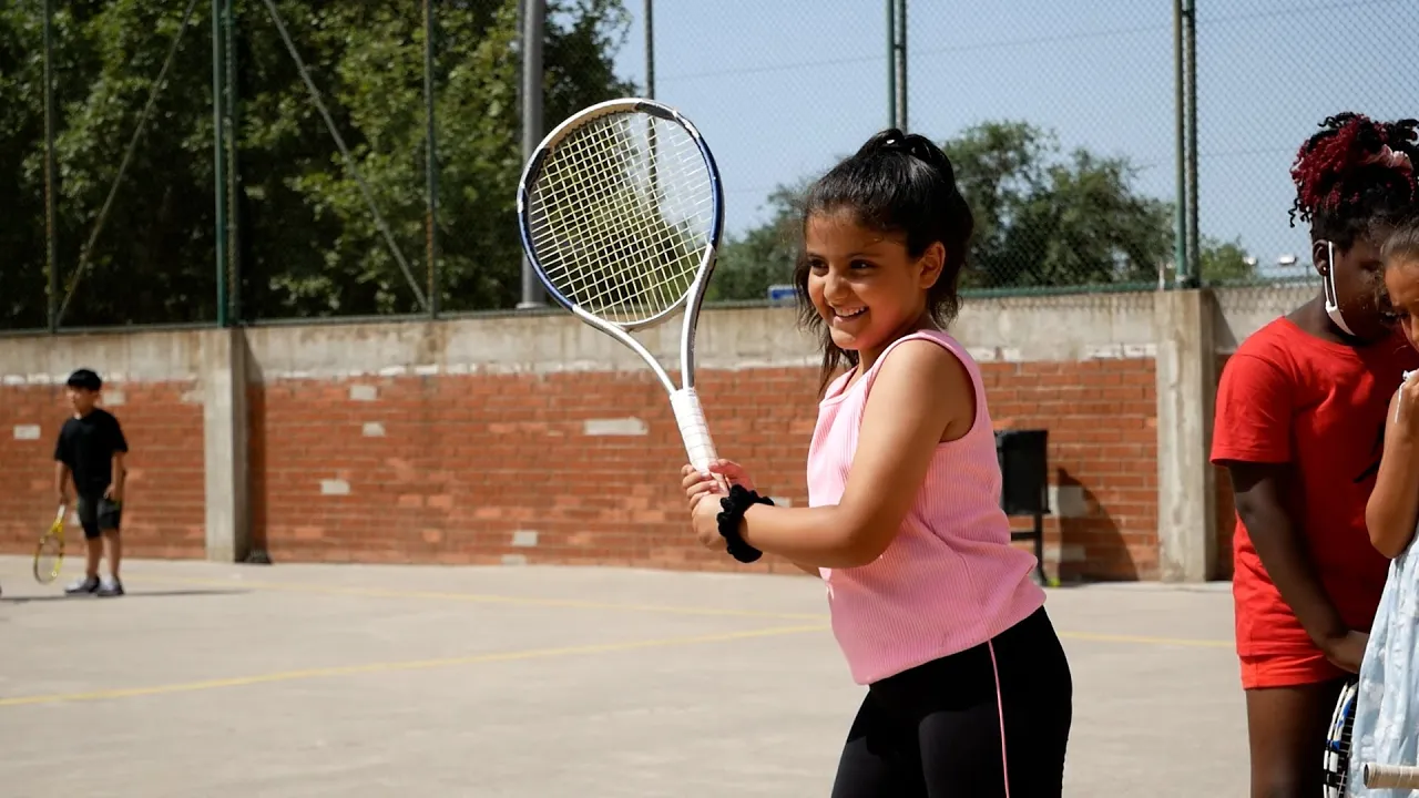 Infants jugant a tennis gràcies a la Fundació Tennis Barcelona 2022