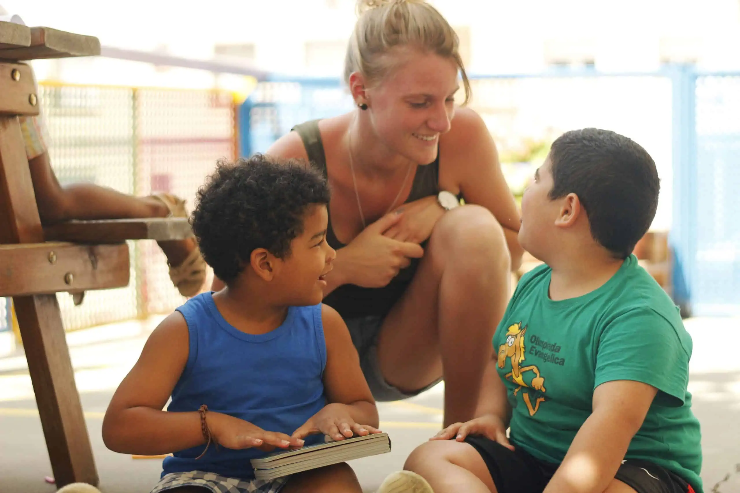 _mg_1195 Voluntària amb dos nens