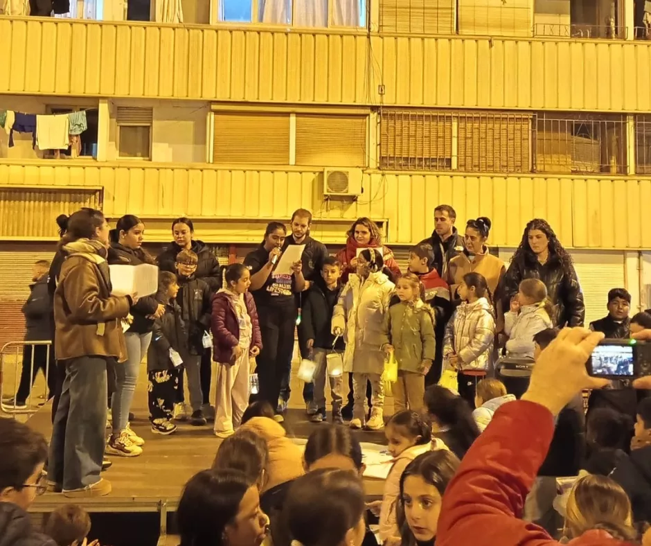 Una tarda de celebració, 20 de novembre amb els nens i nenes en la rambla de la Mina.