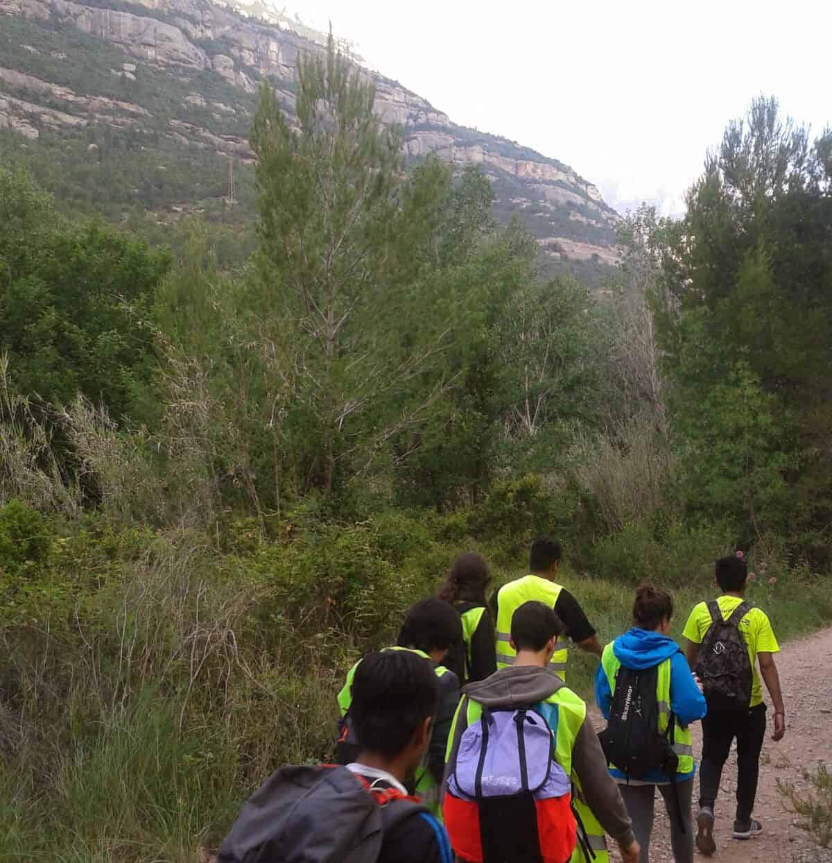 Joves pujant a Montserrat