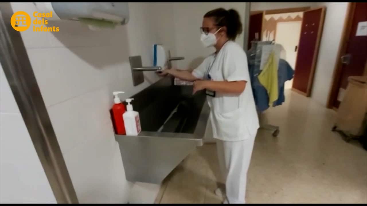 Noia rentant-se les mans al servei de Vincles de Salt
