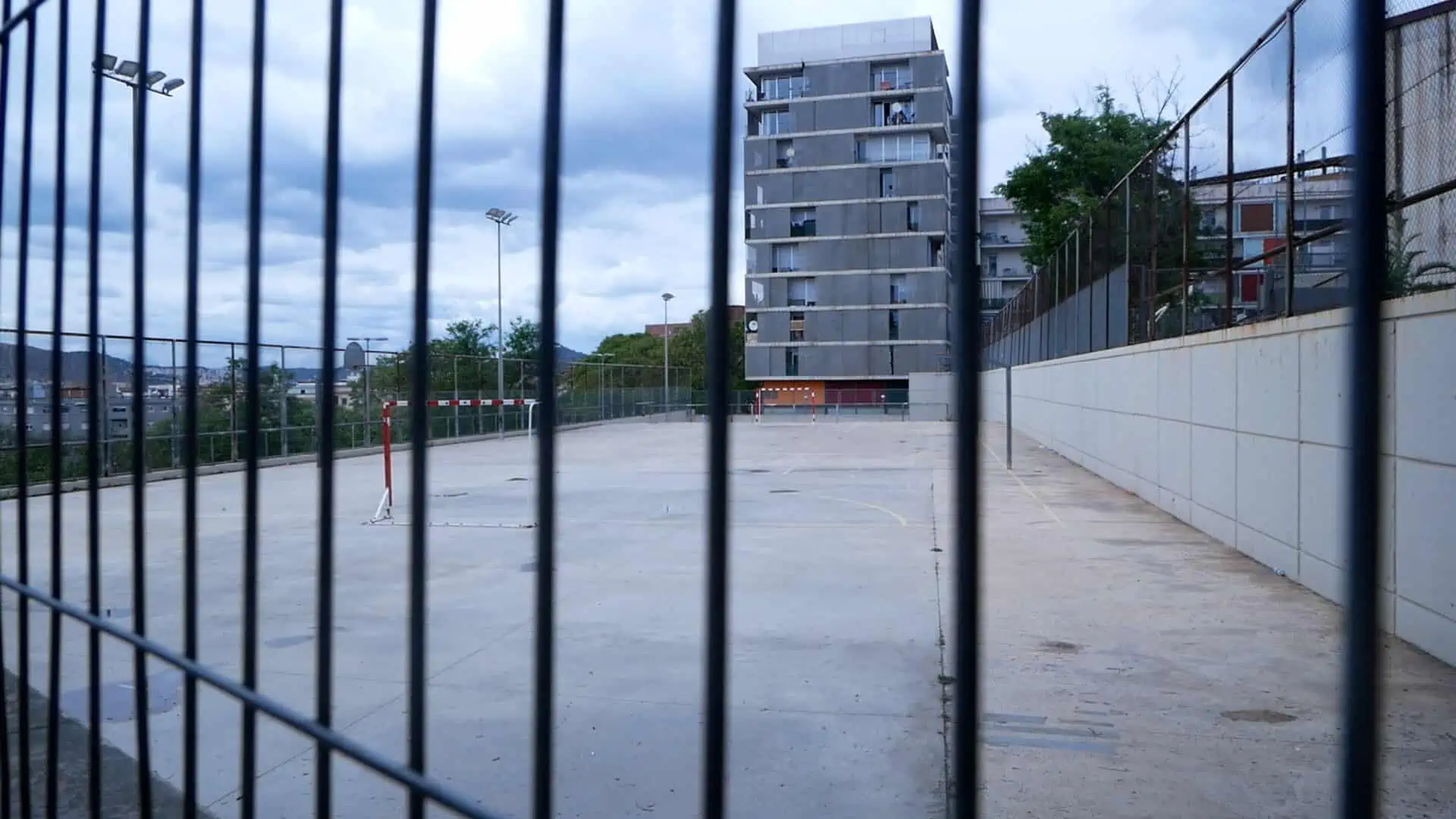 Pista esportiva de Santa Coloma de Gramenet buida i tancada.