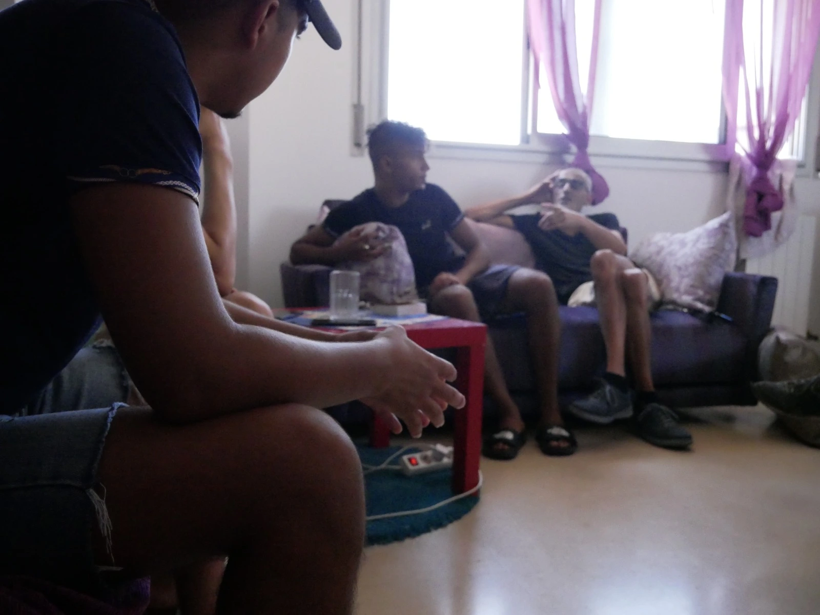 Un educador amb els nois un pis de STA. Servei de Transició a l'Autonomia