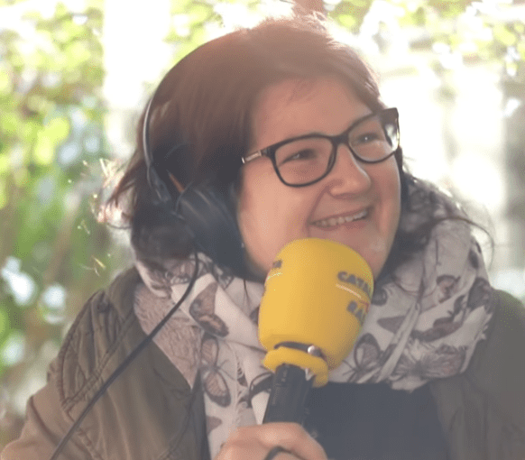 Vanesa Pons, participant del Casal dels Infants parlant a Catalunya Ràdio