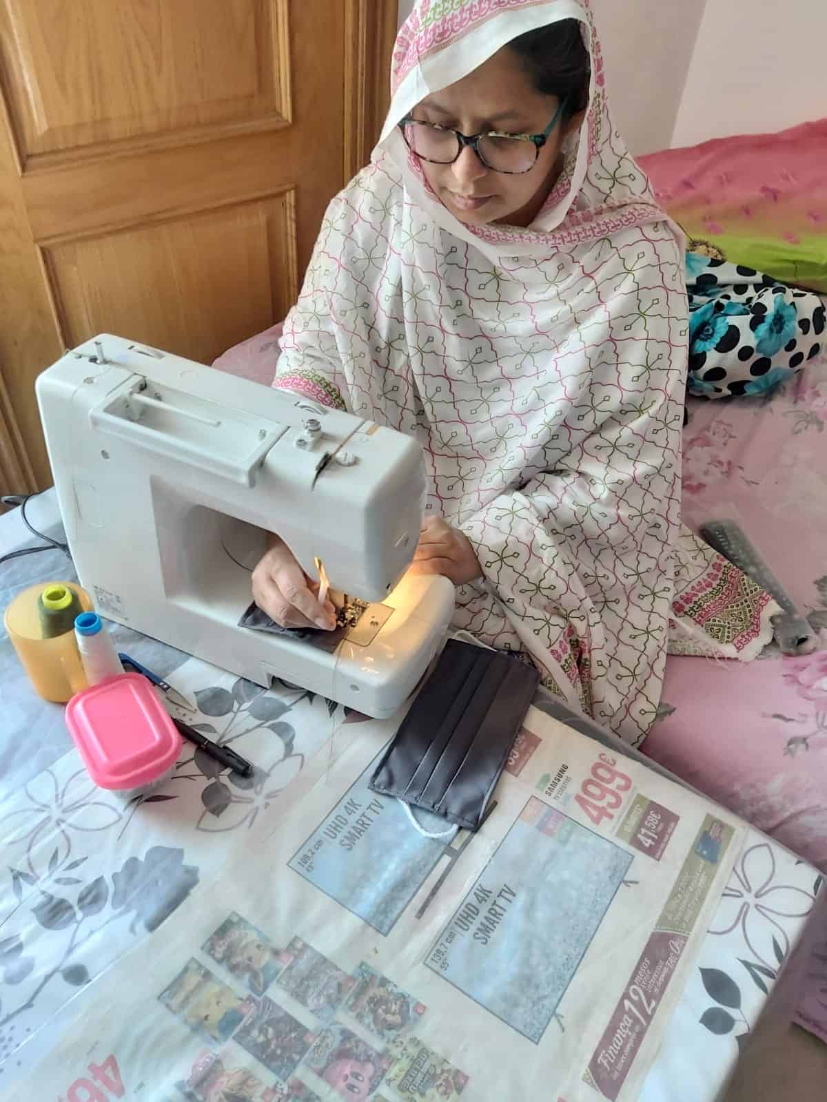 Participant del Casal dels Infants amb una màquina de cosir 