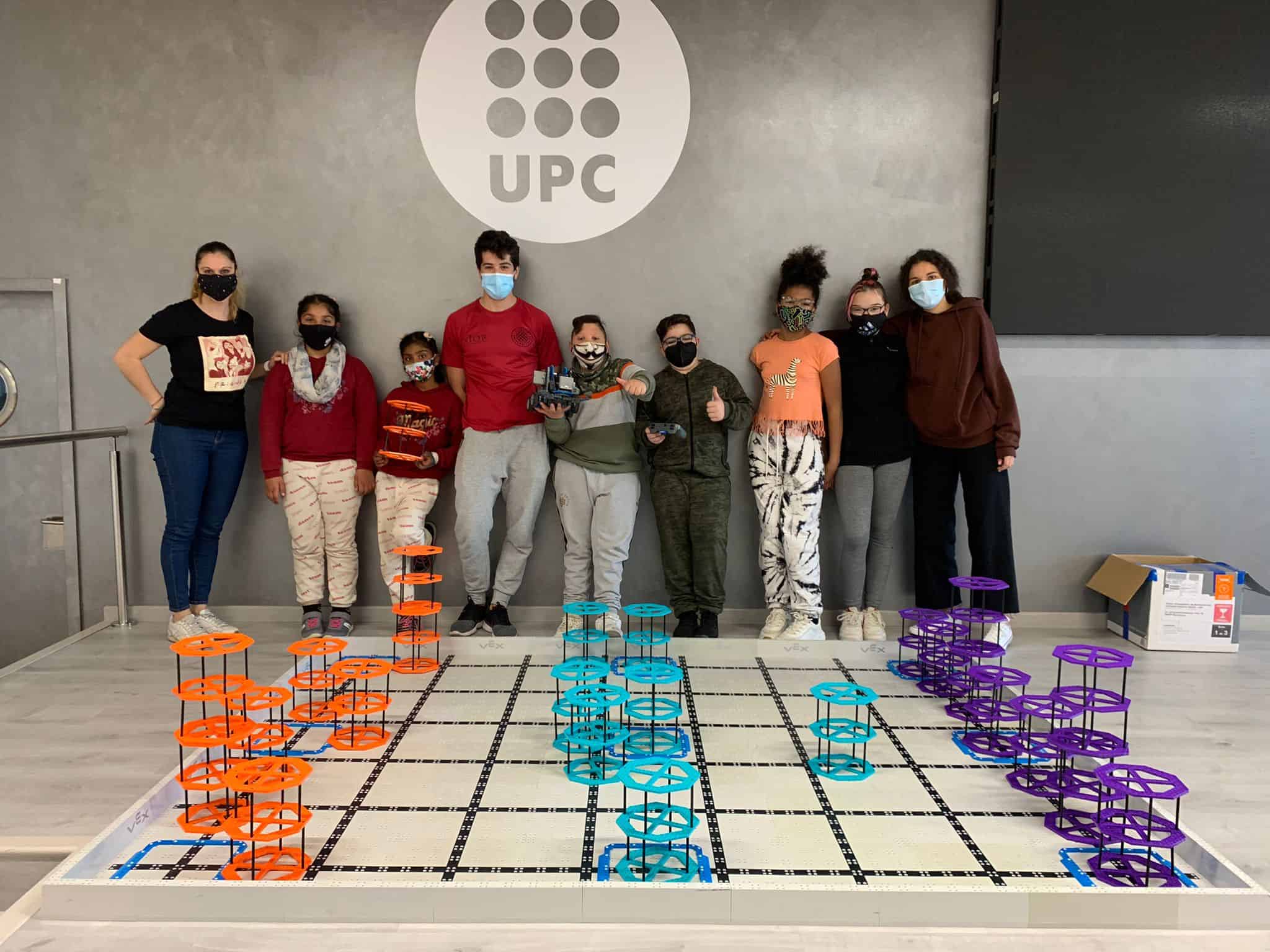 Grup de nens i nens a un taller de robótica a la UPC