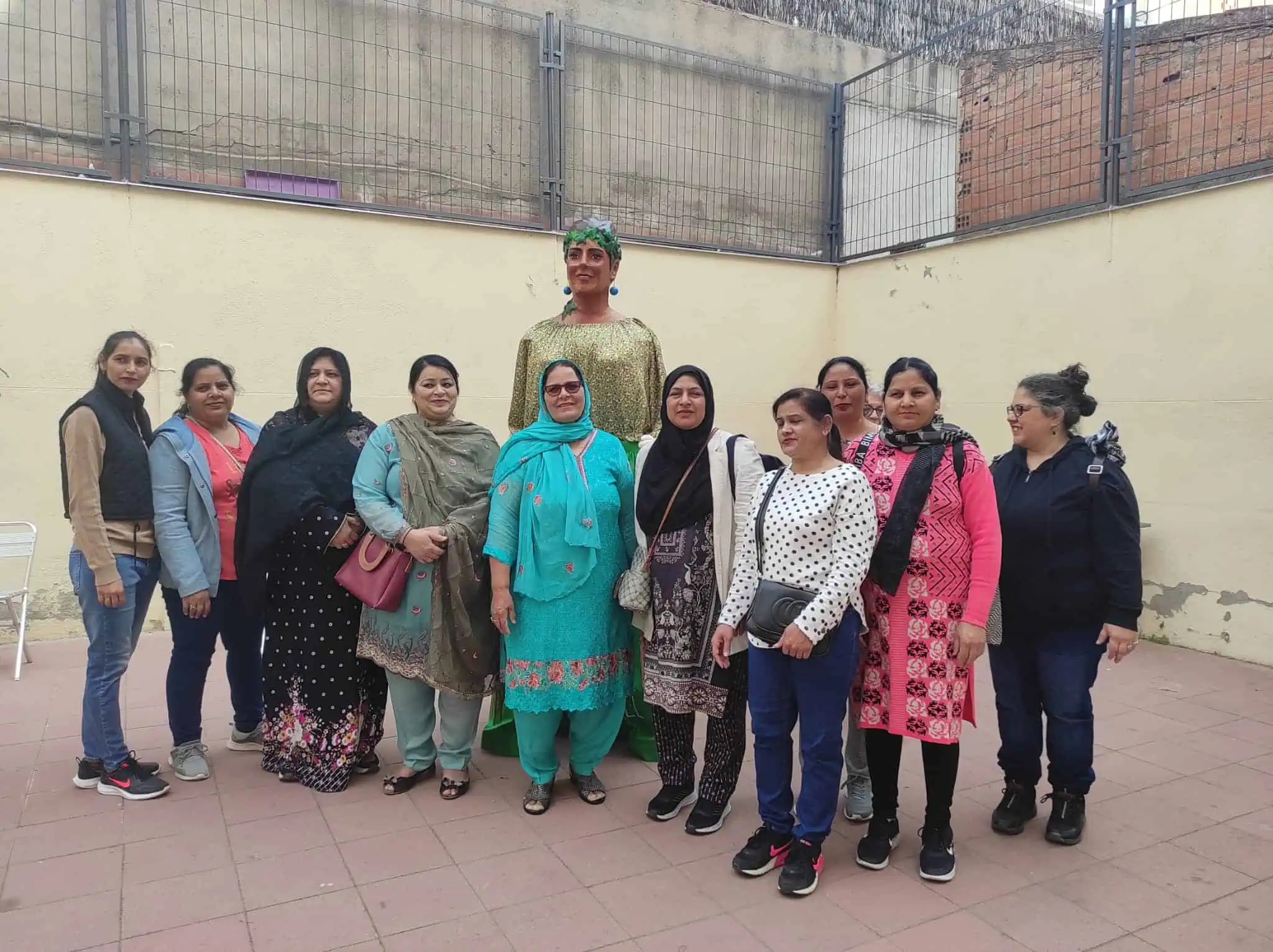 El Hilo del Casal confecciona el vestit d’una nova gegantona de Santa Coloma de Gramenet